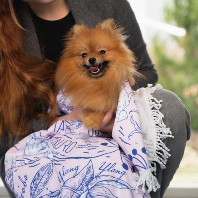 round microfiber towel, unique design, pink with blue details and fringes - 3